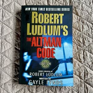 Robert Ludlum’s The Altman by Gayle Lynds Paperback GUC Espionage Action